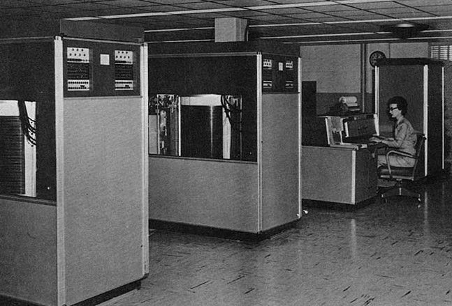 Image source: https://commons.wikimedia.org/wiki/File:BRL61-IBM_305_RAMAC.jpeg Public domain image