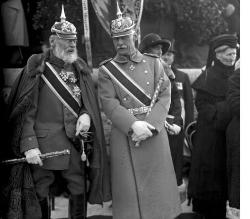 Prince Rupprecht of Bavaria and King Leopold II of Belgium, who was in the process of turning the Belgian Congo into a horrible slave colony that would make him unimaginably rich. Credit: Bundesarchiv, Bild 102-00915. Foto: o.Ang. 1 Dezember 1924.