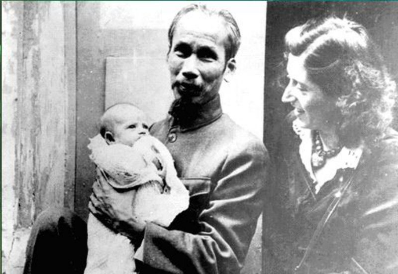 Hồ Chí Minh holding his god-daughter, baby Elizabeth (Babette) Aubrac, and Elizabeth's mother, Lucie Aubrac in 1946.