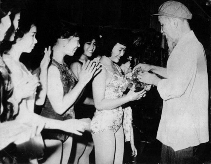 Hồ Chí Minh meeting a North Vietnamese circus troupe after their performance at the Presidential Palace, Hanoi, 1967. Credit: http://img.giaoduc.net.vn/w500/Uploaded/doanhuong/2012_09_12/bieudien-xiec-vietnam-conghoa-bandoc-giaoduc-vietnam%20(15).jpg