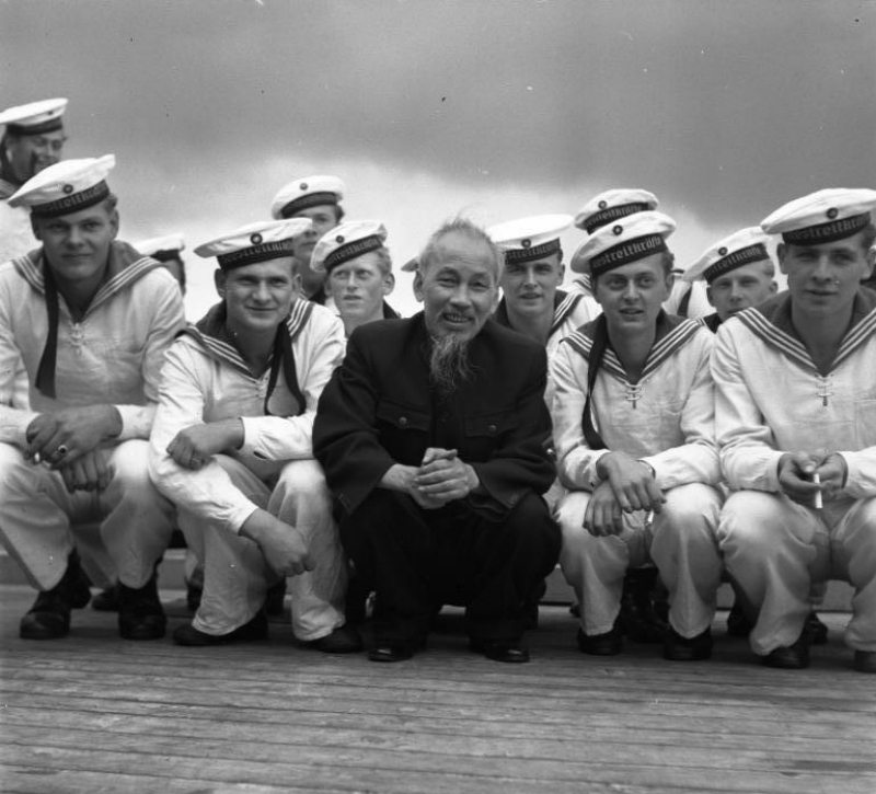 Ho Chi Minh with East German sailors in Stralsund harbour, 1957. Credit: http://www.bild.bundesarchiv.de/archives/barchpic/search/_1467649042/?search%5Bform%5D%5BSIGNATUR%5D=Bild+183-48579-0009